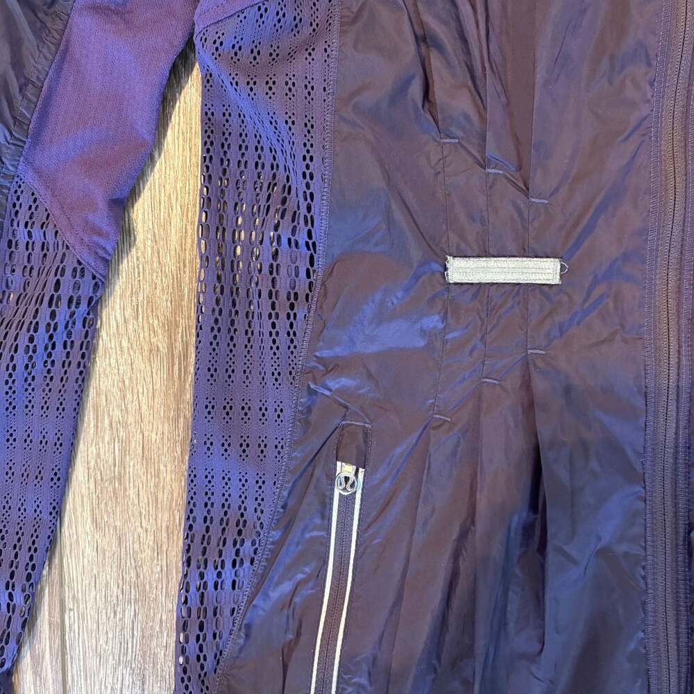 Lululemon Run Wild Jacket Concord Grape Purple Womens Size 4 - Picture 3 of 6